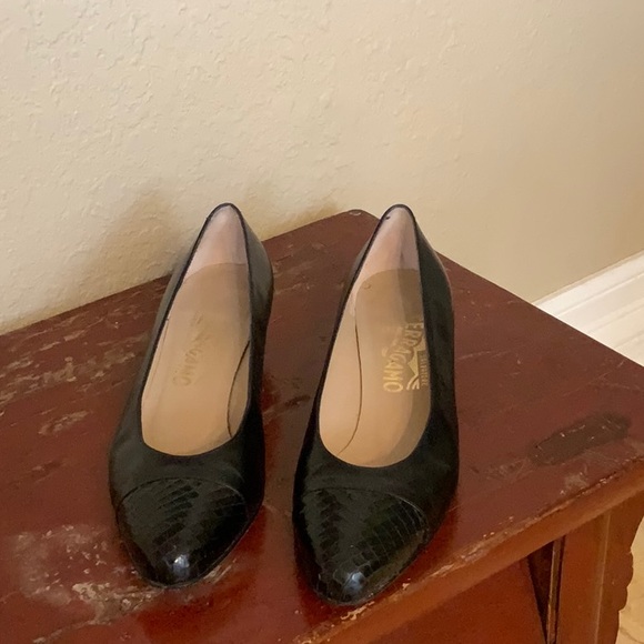Ferragamo (possibly Vara) low-heel pumps- Size 7.5 - Picture 7 of 7